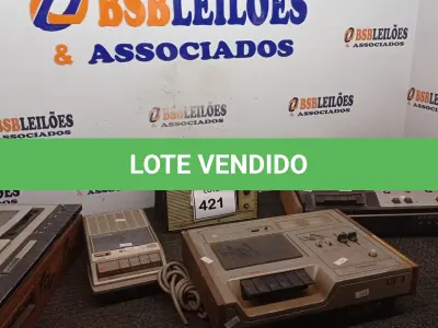 LOTE 421 - 01 LOTE C/VÁRIOS TOCA-FITAS MARCAS E MODELOS DIVERSOS. (NO ESTADO) ATENÇÃO! FAZER A VISITAÇÃO ANTES DE ARREMATAR, NÃO SABEMOS SE FUNCIONA. LEILÃO NÃO TEM GARANTIA E NEM DEVOLUÇÃO, SUJEITO A POSSÍVEIS AVARIAS VISÍVEIS/OCULTAS E/OU AUSÊNCIA DE COMPONENTES.