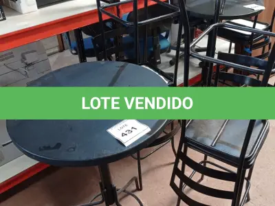 LOTE 431 - 01 MESA BISTRÔ REDONDA COM 4 BANQUETAS ALTA. (NO ESTADO) ATENÇÃO! FAZER A VISITAÇÃO ANTES DE ARREMATAR, NÃO SABEMOS SE FUNCIONA. LEILÃO NÃO TEM GARANTIA E NEM DEVOLUÇÃO, SUJEITO A POSSÍVEIS AVARIAS VISÍVEIS/OCULTAS E/OU AUSÊNCIA DE COMPONENTES.