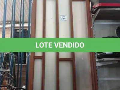 LOTE 254 - 02 PORTAS EM MADEIRA COM VIDRO.  (NO ESTADO) ATENÇÃO! FAZER A VISITAÇÃO ANTES DE ARREMATAR, NÃO SABEMOS SE FUNCIONA. LEILÃO NÃO TEM GARANTIA E NEM DEVOLUÇÃO, SUJEITO A POSSÍVEIS AVARIAS VISÍVEIS/OCULTAS E/OU AUSÊNCIA DE COMPONENTES.