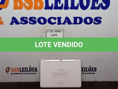 LOTE 012 - 01 TABLET SAMSUNG. (NO ESTADO) ATENÇÃO! FAZER A VISITAÇÃO ANTES DE ARREMATAR, NÃO SABEMOS SE FUNCIONA. LEILÃO NÃO TEM GARANTIA E NEM DEVOLUÇÃO, SUJEITO A POSSÍVEIS AVARIAS VISÍVEIS/OCULTAS E/OU AUSÊNCIA DE COMPONENTES.