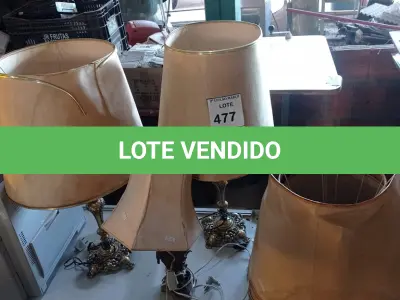 LOTE 477 - 03 ABAJURES COMPLETOS BASE EM METAL E 05 CÚPULAS AVULSAS. (NO ESTADO) ATENÇÃO! FAZER A VISITAÇÃO ANTES DE ARREMATAR, NÃO SABEMOS SE FUNCIONA. LEILÃO NÃO TEM GARANTIA E NEM DEVOLUÇÃO, SUJEITO A POSSÍVEIS AVARIAS VISÍVEIS/OCULTAS E/OU AUSÊNCIA DE COMPONENTES.