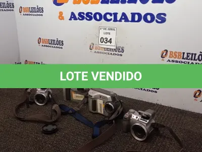 LOTE 034 - 04 CÂMERAS FOTOGRÁFICAS MARCA SONY. (NO ESTADO) ATENÇÃO! FAZER A VISITAÇÃO ANTES DE ARREMATAR, NÃO SABEMOS SE FUNCIONA. LEILÃO NÃO TEM GARANTIA E NEM DEVOLUÇÃO, SUJEITO A POSSÍVEIS AVARIAS VISÍVEIS/OCULTAS E/OU AUSÊNCIA DE COMPONENTES.