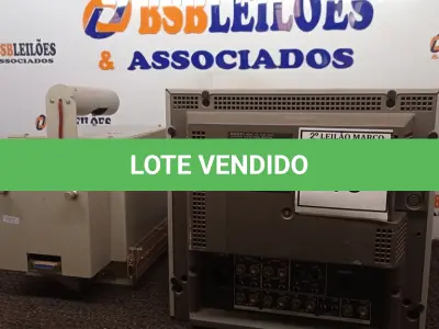 LOTE 316 - 01 MONITOR PARA CÂMERAS E 01 APARELHO DE LABORATÓRIO.  (NO ESTADO) ATENÇÃO! FAZER A VISITAÇÃO ANTES DE ARREMATAR, NÃO SABEMOS SE FUNCIONA. LEILÃO NÃO TEM GARANTIA E NEM DEVOLUÇÃO, SUJEITO A POSSÍVEIS AVARIAS VISÍVEIS/OCULTAS E/OU AUSÊNCIA DE COMPONENTES.