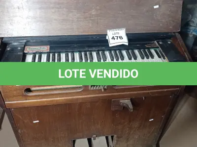 LOTE 476 - 01 PIANO/ÓRGÃO ANTIGO. (NO ESTADO) ATENÇÃO! FAZER A VISITAÇÃO ANTES DE ARREMATAR, NÃO SABEMOS SE FUNCIONA. LEILÃO NÃO TEM GARANTIA E NEM DEVOLUÇÃO, SUJEITO A POSSÍVEIS AVARIAS VISÍVEIS/OCULTAS E/OU AUSÊNCIA DE COMPONENTES.