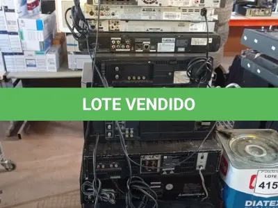 LOTE 414 - 01 LOTE C/DIVERSOS APARELHOS DE SOM, DVD´S, TOCA CD´S, VIDEOCASSETES E ELETRÔNICOS DIVERSOS. (NO ESTADO) ATENÇÃO! FAZER A VISITAÇÃO ANTES DE ARREMATAR, NÃO SABEMOS SE FUNCIONA. LEILÃO NÃO TEM GARANTIA E NEM DEVOLUÇÃO, SUJEITO A POSSÍVEIS AVARIAS VISÍVEIS/OCULTAS E/OU AUSÊNCIA DE COMPONENTES.
