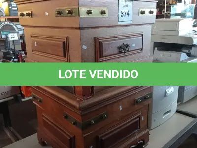 LOTE 374 -  02 MESAS PEQUENAS QUADRADAS EM MADEIRA C/01 GAVETA EM CADA. (NO ESTADO) ATENÇÃO! FAZER A VISITAÇÃO ANTES DE ARREMATAR, NÃO SABEMOS SE FUNCIONA. LEILÃO NÃO TEM GARANTIA E NEM DEVOLUÇÃO, SUJEITO A POSSÍVEIS AVARIAS VISÍVEIS/OCULTAS E/OU AUSÊNCIA DE COMPONENTES.