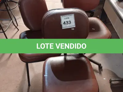 LOTE 433 - 03 CADEIRAS P/ESCRITÓRIO SENDO 02 PÉS FIXO E 01 GIRATÓRIA. (NO ESTADO) ATENÇÃO! FAZER A VISITAÇÃO ANTES DE ARREMATAR, NÃO SABEMOS SE FUNCIONA. LEILÃO NÃO TEM GARANTIA E NEM DEVOLUÇÃO, SUJEITO A POSSÍVEIS AVARIAS VISÍVEIS/OCULTAS E/OU AUSÊNCIA DE COMPONENTES.