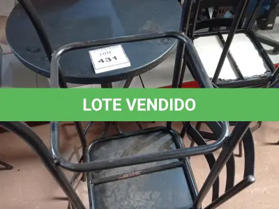 LOTE 431 - 01 MESA BISTRÔ REDONDA COM 4 BANQUETAS ALTA. (NO ESTADO) ATENÇÃO! FAZER A VISITAÇÃO ANTES DE ARREMATAR, NÃO SABEMOS SE FUNCIONA. LEILÃO NÃO TEM GARANTIA E NEM DEVOLUÇÃO, SUJEITO A POSSÍVEIS AVARIAS VISÍVEIS/OCULTAS E/OU AUSÊNCIA DE COMPONENTES.