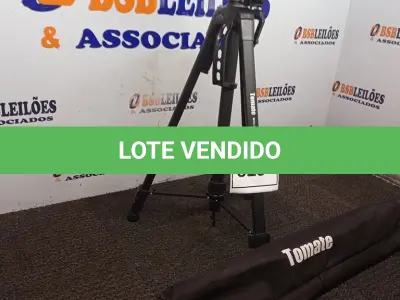 LOTE 328 - 01 TRIPÉ PARA CÂMERA TOMATE MTG-3016. (NO ESTADO) ATENÇÃO! FAZER A VISITAÇÃO ANTES DE ARREMATAR, NÃO SABEMOS SE FUNCIONA. LEILÃO NÃO TEM GARANTIA E NEM DEVOLUÇÃO, SUJEITO A POSSÍVEIS AVARIAS VISÍVEIS/OCULTAS E/OU AUSÊNCIA DE COMPONENTES.