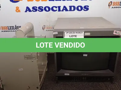LOTE 316 - 01 MONITOR PARA CÂMERAS E 01 APARELHO DE LABORATÓRIO.  (NO ESTADO) ATENÇÃO! FAZER A VISITAÇÃO ANTES DE ARREMATAR, NÃO SABEMOS SE FUNCIONA. LEILÃO NÃO TEM GARANTIA E NEM DEVOLUÇÃO, SUJEITO A POSSÍVEIS AVARIAS VISÍVEIS/OCULTAS E/OU AUSÊNCIA DE COMPONENTES.