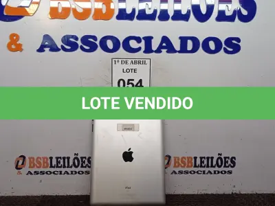 LOTE 054 - 01 TABLET SAMSUNG. (NO ESTADO) ATENÇÃO! FAZER A VISITAÇÃO ANTES DE ARREMATAR, NÃO SABEMOS SE FUNCIONA. LEILÃO NÃO TEM GARANTIA E NEM DEVOLUÇÃO, SUJEITO A POSSÍVEIS AVARIAS VISÍVEIS/OCULTAS E/OU AUSÊNCIA DE COMPONENTES.