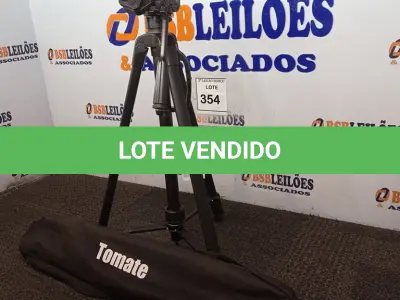 LOTE 354 - 01 TRIPÉ PARA CÂMERA TOMATE MTG-3016. (NO ESTADO) ATENÇÃO! FAZER A VISITAÇÃO ANTES DE ARREMATAR, NÃO SABEMOS SE FUNCIONA. LEILÃO NÃO TEM GARANTIA E NEM DEVOLUÇÃO, SUJEITO A POSSÍVEIS AVARIAS VISÍVEIS/OCULTAS E/OU AUSÊNCIA DE COMPONENTES.