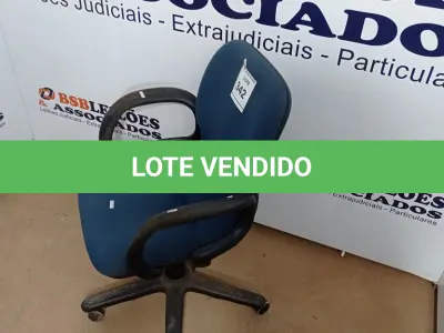 LOTE 342 - 01 CADEIRA GIRATÓRIA PARA ESCRITÓRIO. (NO ESTADO) ATENÇÃO! FAZER A VISITAÇÃO ANTES DE ARREMATAR, NÃO SABEMOS SE FUNCIONA. LEILÃO NÃO TEM GARANTIA E NEM DEVOLUÇÃO, SUJEITO A POSSÍVEIS AVARIAS VISÍVEIS/OCULTAS E/OU AUSÊNCIA DE COMPONENTES.