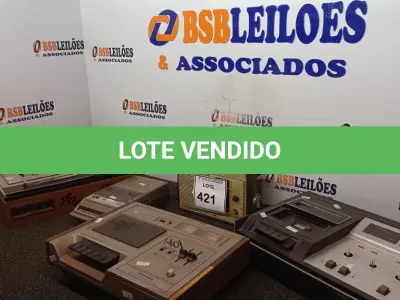LOTE 421 - 01 LOTE C/VÁRIOS TOCA-FITAS MARCAS E MODELOS DIVERSOS. (NO ESTADO) ATENÇÃO! FAZER A VISITAÇÃO ANTES DE ARREMATAR, NÃO SABEMOS SE FUNCIONA. LEILÃO NÃO TEM GARANTIA E NEM DEVOLUÇÃO, SUJEITO A POSSÍVEIS AVARIAS VISÍVEIS/OCULTAS E/OU AUSÊNCIA DE COMPONENTES.