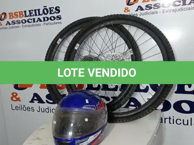 LOTE 331 - 02 RODAS DE BICICLETA COM DISCO DE FREIO E 01 CAPACETE PARA MOTO. (NO ESTADO) ATENÇÃO! FAZER A VISITAÇÃO ANTES DE ARREMATAR, NÃO SABEMOS SE FUNCIONA. LEILÃO NÃO TEM GARANTIA E NEM DEVOLUÇÃO, SUJEITO A POSSÍVEIS AVARIAS VISÍVEIS/OCULTAS E/OU AUSÊNCIA DE COMPONENTES.