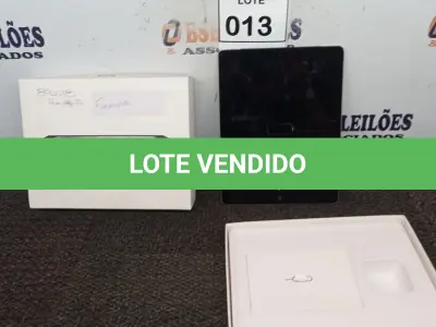 LOTE 013 - 01 IPAD 64GB. (NO ESTADO) ATENÇÃO! FAZER A VISITAÇÃO ANTES DE ARREMATAR, NÃO SABEMOS SE FUNCIONA. LEILÃO NÃO TEM GARANTIA E NEM DEVOLUÇÃO, SUJEITO A POSSÍVEIS AVARIAS VISÍVEIS/OCULTAS E/OU AUSÊNCIA DE COMPONENTES.