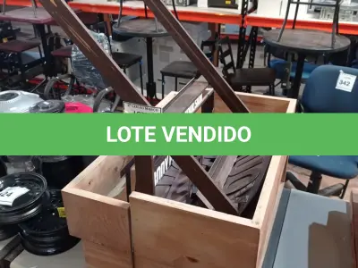 LOTE 425 - 02 MOSTRUÁRIOS PARA MESA E 04 ENFEITES DE LETRAS. (NO ESTADO) ATENÇÃO! FAZER A VISITAÇÃO ANTES DE ARREMATAR, NÃO SABEMOS SE FUNCIONA. LEILÃO NÃO TEM GARANTIA E NEM DEVOLUÇÃO, SUJEITO A POSSÍVEIS AVARIAS VISÍVEIS/OCULTAS E/OU AUSÊNCIA DE COMPONENTES.