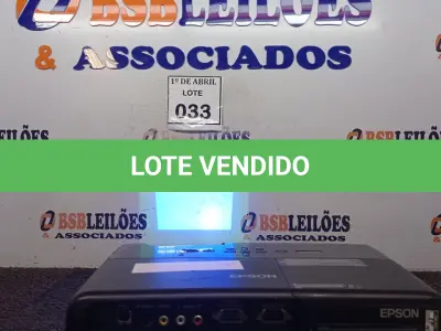 LOTE 033 - 01 PROJETOR EPSON. (NO ESTADO) ATENÇÃO! FAZER A VISITAÇÃO ANTES DE ARREMATAR, NÃO SABEMOS SE FUNCIONA. LEILÃO NÃO TEM GARANTIA E NEM DEVOLUÇÃO, SUJEITO A POSSÍVEIS AVARIAS VISÍVEIS/OCULTAS E/OU AUSÊNCIA DE COMPONENTES.