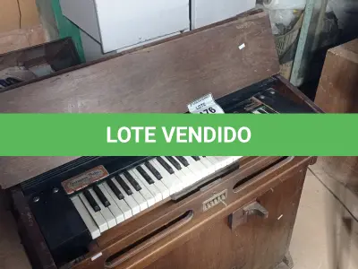LOTE 476 - 01 PIANO/ÓRGÃO ANTIGO. (NO ESTADO) ATENÇÃO! FAZER A VISITAÇÃO ANTES DE ARREMATAR, NÃO SABEMOS SE FUNCIONA. LEILÃO NÃO TEM GARANTIA E NEM DEVOLUÇÃO, SUJEITO A POSSÍVEIS AVARIAS VISÍVEIS/OCULTAS E/OU AUSÊNCIA DE COMPONENTES.