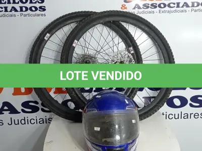 LOTE 331 - 02 RODAS DE BICICLETA COM DISCO DE FREIO E 01 CAPACETE PARA MOTO. (NO ESTADO) ATENÇÃO! FAZER A VISITAÇÃO ANTES DE ARREMATAR, NÃO SABEMOS SE FUNCIONA. LEILÃO NÃO TEM GARANTIA E NEM DEVOLUÇÃO, SUJEITO A POSSÍVEIS AVARIAS VISÍVEIS/OCULTAS E/OU AUSÊNCIA DE COMPONENTES.