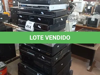 LOTE 414 - 01 LOTE C/DIVERSOS APARELHOS DE SOM, DVD´S, TOCA CD´S, VIDEOCASSETES E ELETRÔNICOS DIVERSOS. (NO ESTADO) ATENÇÃO! FAZER A VISITAÇÃO ANTES DE ARREMATAR, NÃO SABEMOS SE FUNCIONA. LEILÃO NÃO TEM GARANTIA E NEM DEVOLUÇÃO, SUJEITO A POSSÍVEIS AVARIAS VISÍVEIS/OCULTAS E/OU AUSÊNCIA DE COMPONENTES.