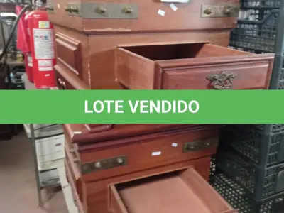 LOTE 327 - 02 MESAS PEQUENAS E QUADRADAS EM MADEIRA. (NO ESTADO) ATENÇÃO! FAZER A VISITAÇÃO ANTES DE ARREMATAR, NÃO SABEMOS SE FUNCIONA. LEILÃO NÃO TEM GARANTIA E NEM DEVOLUÇÃO, SUJEITO A POSSÍVEIS AVARIAS VISÍVEIS/OCULTAS E/OU AUSÊNCIA DE COMPONENTES.