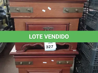 LOTE 327 - 02 MESAS PEQUENAS E QUADRADAS EM MADEIRA. (NO ESTADO) ATENÇÃO! FAZER A VISITAÇÃO ANTES DE ARREMATAR, NÃO SABEMOS SE FUNCIONA. LEILÃO NÃO TEM GARANTIA E NEM DEVOLUÇÃO, SUJEITO A POSSÍVEIS AVARIAS VISÍVEIS/OCULTAS E/OU AUSÊNCIA DE COMPONENTES.