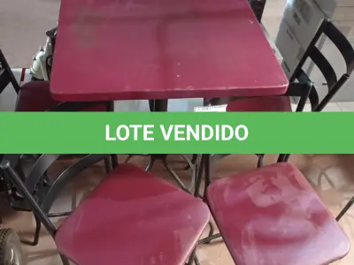 LOTE 432 - 01 MESA BISTRÔ QUADRADA COM 4 BANQUETAS ALTA. (NO ESTADO) ATENÇÃO! FAZER A VISITAÇÃO ANTES DE ARREMATAR, NÃO SABEMOS SE FUNCIONA. LEILÃO NÃO TEM GARANTIA E NEM DEVOLUÇÃO, SUJEITO A POSSÍVEIS AVARIAS VISÍVEIS/OCULTAS E/OU AUSÊNCIA DE COMPONENTES.