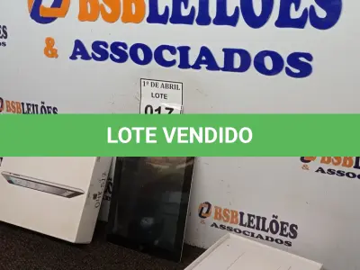 LOTE 017 - 01 IPAD 16GB. (NO ESTADO) ATENÇÃO! FAZER A VISITAÇÃO ANTES DE ARREMATAR, NÃO SABEMOS SE FUNCIONA. LEILÃO NÃO TEM GARANTIA E NEM DEVOLUÇÃO, SUJEITO A POSSÍVEIS AVARIAS VISÍVEIS/OCULTAS E/OU AUSÊNCIA DE COMPONENTES.
