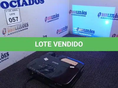 LOTE 057 - 01 PROJETOR EPSON. (NO ESTADO) ATENÇÃO! FAZER A VISITAÇÃO ANTES DE ARREMATAR, NÃO SABEMOS SE FUNCIONA. LEILÃO NÃO TEM GARANTIA E NEM DEVOLUÇÃO, SUJEITO A POSSÍVEIS AVARIAS VISÍVEIS/OCULTAS E/OU AUSÊNCIA DE COMPONENTES.