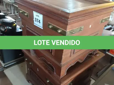 LOTE 374 -  02 MESAS PEQUENAS QUADRADAS EM MADEIRA C/01 GAVETA EM CADA. (NO ESTADO) ATENÇÃO! FAZER A VISITAÇÃO ANTES DE ARREMATAR, NÃO SABEMOS SE FUNCIONA. LEILÃO NÃO TEM GARANTIA E NEM DEVOLUÇÃO, SUJEITO A POSSÍVEIS AVARIAS VISÍVEIS/OCULTAS E/OU AUSÊNCIA DE COMPONENTES.
