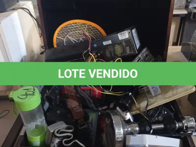 LOTE 307 - 01 LOTE COM RADIO, LANTERNA, CALCULADORA, BARBEADOR E MALETA EM MADEIRA. (NO ESTADO) ATENÇÃO! FAZER A VISITAÇÃO ANTES DE ARREMATAR, NÃO SABEMOS SE FUNCIONA. LEILÃO NÃO TEM GARANTIA E NEM DEVOLUÇÃO, SUJEITO A POSSÍVEIS AVARIAS VISÍVEIS/OCULTAS E/OU AUSÊNCIA DE COMPONENTES.