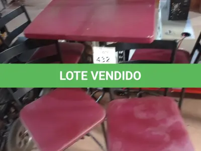 LOTE 432 - 01 MESA BISTRÔ QUADRADA COM 4 BANQUETAS ALTA. (NO ESTADO) ATENÇÃO! FAZER A VISITAÇÃO ANTES DE ARREMATAR, NÃO SABEMOS SE FUNCIONA. LEILÃO NÃO TEM GARANTIA E NEM DEVOLUÇÃO, SUJEITO A POSSÍVEIS AVARIAS VISÍVEIS/OCULTAS E/OU AUSÊNCIA DE COMPONENTES.