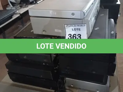 LOTE 363 - 01 LOTE C/DIVERSOS VÍDEOS CASSETES E DVD´S MARCAS E MODELOS DIVERSOS. (NO ESTADO) ATENÇÃO! FAZER A VISITAÇÃO ANTES DE ARREMATAR, NÃO SABEMOS SE FUNCIONA. LEILÃO NÃO TEM GARANTIA E NEM DEVOLUÇÃO, SUJEITO A POSSÍVEIS AVARIAS VISÍVEIS/OCULTAS E/OU AUSÊNCIA DE COMPONENTES.