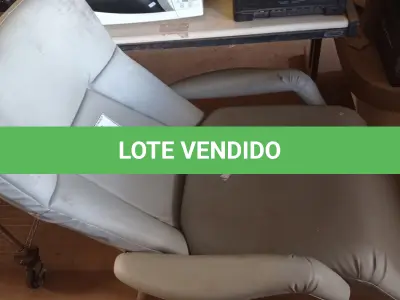 LOTE 458 - 01 POLTRONA. (NO ESTADO) ATENÇÃO! FAZER A VISITAÇÃO ANTES DE ARREMATAR, NÃO SABEMOS SE FUNCIONA. LEILÃO NÃO TEM GARANTIA E NEM DEVOLUÇÃO, SUJEITO A POSSÍVEIS AVARIAS VISÍVEIS/OCULTAS E/OU AUSÊNCIA DE COMPONENTES.
