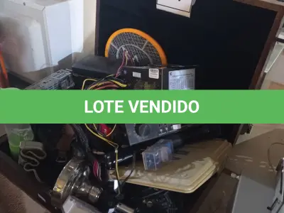 LOTE 307 - 01 LOTE COM RADIO, LANTERNA, CALCULADORA, BARBEADOR E MALETA EM MADEIRA. (NO ESTADO) ATENÇÃO! FAZER A VISITAÇÃO ANTES DE ARREMATAR, NÃO SABEMOS SE FUNCIONA. LEILÃO NÃO TEM GARANTIA E NEM DEVOLUÇÃO, SUJEITO A POSSÍVEIS AVARIAS VISÍVEIS/OCULTAS E/OU AUSÊNCIA DE COMPONENTES.