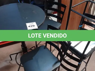 LOTE 429 - 01 MESA BISTRÔ REDONDA COM 4 BANQUETAS ALTA. (NO ESTADO) ATENÇÃO! FAZER A VISITAÇÃO ANTES DE ARREMATAR, NÃO SABEMOS SE FUNCIONA. LEILÃO NÃO TEM GARANTIA E NEM DEVOLUÇÃO, SUJEITO A POSSÍVEIS AVARIAS VISÍVEIS/OCULTAS E/OU AUSÊNCIA DE COMPONENTES.