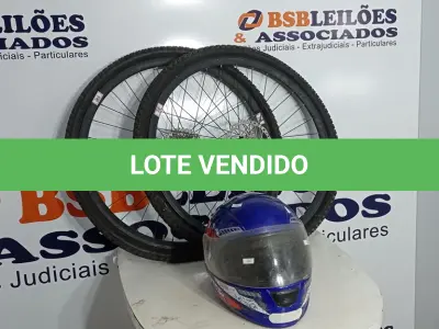 LOTE 331 - 02 RODAS DE BICICLETA COM DISCO DE FREIO E 01 CAPACETE PARA MOTO. (NO ESTADO) ATENÇÃO! FAZER A VISITAÇÃO ANTES DE ARREMATAR, NÃO SABEMOS SE FUNCIONA. LEILÃO NÃO TEM GARANTIA E NEM DEVOLUÇÃO, SUJEITO A POSSÍVEIS AVARIAS VISÍVEIS/OCULTAS E/OU AUSÊNCIA DE COMPONENTES.