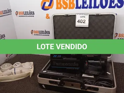 LOTE 402 - 01 FILMADORA MARCA PANASONIC C/MALETA E 01 MASSAGEADOR. (NO ESTADO) ATENÇÃO! FAZER A VISITAÇÃO ANTES DE ARREMATAR, NÃO SABEMOS SE FUNCIONA. LEILÃO NÃO TEM GARANTIA E NEM DEVOLUÇÃO, SUJEITO A POSSÍVEIS AVARIAS VISÍVEIS/OCULTAS E/OU AUSÊNCIA DE COMPONENTES.