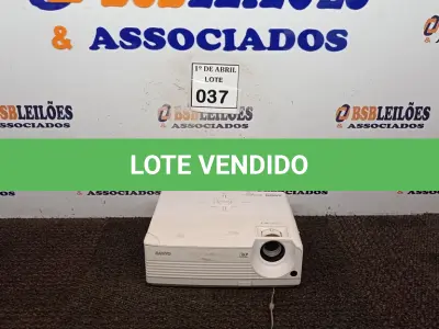 LOTE 037 - 01 PROJETOR MARCA SANYO. (NO ESTADO) ATENÇÃO! FAZER A VISITAÇÃO ANTES DE ARREMATAR, NÃO SABEMOS SE FUNCIONA. LEILÃO NÃO TEM GARANTIA E NEM DEVOLUÇÃO, SUJEITO A POSSÍVEIS AVARIAS VISÍVEIS/OCULTAS E/OU AUSÊNCIA DE COMPONENTES.