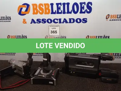 LOTE 365 - 02 FILMADORAS MARCA SHARP E JVC E 01 JOYSTICK MARCA LEADERSHIP GAMER. (NO ESTADO) ATENÇÃO! FAZER A VISITAÇÃO ANTES DE ARREMATAR, NÃO SABEMOS SE FUNCIONA. LEILÃO NÃO TEM GARANTIA E NEM DEVOLUÇÃO, SUJEITO A POSSÍVEIS AVARIAS VISÍVEIS/OCULTAS E/OU AUSÊNCIA DE COMPONENTES.