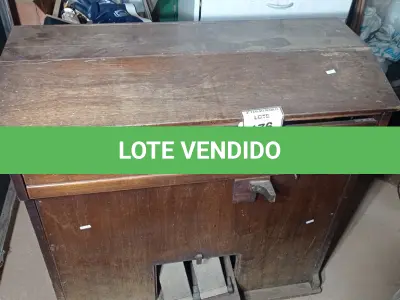 LOTE 476 - 01 PIANO/ÓRGÃO ANTIGO. (NO ESTADO) ATENÇÃO! FAZER A VISITAÇÃO ANTES DE ARREMATAR, NÃO SABEMOS SE FUNCIONA. LEILÃO NÃO TEM GARANTIA E NEM DEVOLUÇÃO, SUJEITO A POSSÍVEIS AVARIAS VISÍVEIS/OCULTAS E/OU AUSÊNCIA DE COMPONENTES.