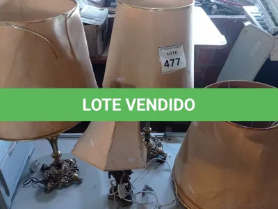 LOTE 477 - 03 ABAJURES COMPLETOS BASE EM METAL E 05 CÚPULAS AVULSAS. (NO ESTADO) ATENÇÃO! FAZER A VISITAÇÃO ANTES DE ARREMATAR, NÃO SABEMOS SE FUNCIONA. LEILÃO NÃO TEM GARANTIA E NEM DEVOLUÇÃO, SUJEITO A POSSÍVEIS AVARIAS VISÍVEIS/OCULTAS E/OU AUSÊNCIA DE COMPONENTES.