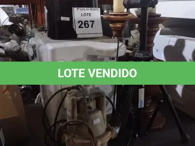 LOTE 267 - 01 LIQUIDIFICADOR COM COPO, 01 BEBEDOURO DE BANCADA, 02 BASES PARA ABAJUR EM MADEIRA, 01 TRIPÉ PEQUENO E 01 BOMBA SAPO. (NO ESTADO) ATENÇÃO! FAZER A VISITAÇÃO ANTES DE ARREMATAR, NÃO SABEMOS SE FUNCIONA. LEILÃO NÃO TEM GARANTIA E NEM DEVOLUÇÃO, SUJEITO A POSSÍVEIS AVARIAS VISÍVEIS/OCULTAS E/OU AUSÊNCIA DE COMPONENTES.