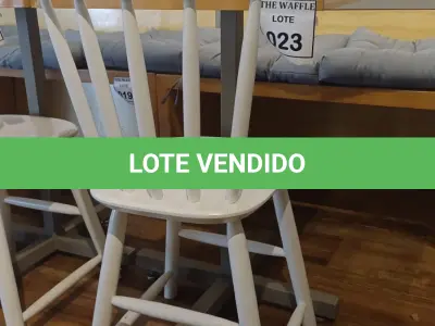 LOTE 023 - 01 MESA QUADRADA EM MADEIRA COM PÉS EM FERRO E 01 CADEIRA EM MADEIRA.   (NO ESTADO) ATENÇÃO! FAZER A VISITAÇÃO ANTES DE ARREMATAR, NÃO SABEMOS SE FUNCIONA. LEILÃO NÃO TEM GARANTIA E NEM DEVOLUÇÃO, SUJEITO A POSSÍVEIS AVARIAS VISÍVEIS/OCULTAS E/OU AUSÊNCIA DE COMPONENTES.