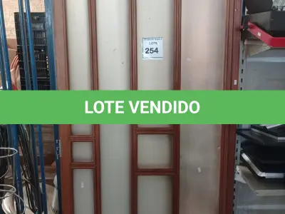 LOTE 254 - 02 PORTAS EM MADEIRA COM VIDRO.  (NO ESTADO) ATENÇÃO! FAZER A VISITAÇÃO ANTES DE ARREMATAR, NÃO SABEMOS SE FUNCIONA. LEILÃO NÃO TEM GARANTIA E NEM DEVOLUÇÃO, SUJEITO A POSSÍVEIS AVARIAS VISÍVEIS/OCULTAS E/OU AUSÊNCIA DE COMPONENTES.