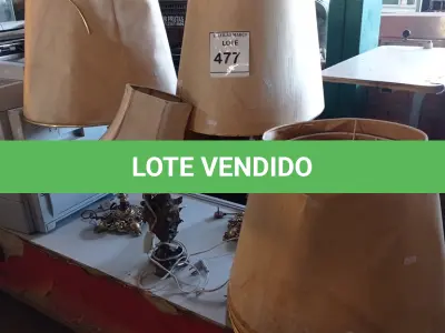 LOTE 477 - 03 ABAJURES COMPLETOS BASE EM METAL E 05 CÚPULAS AVULSAS. (NO ESTADO) ATENÇÃO! FAZER A VISITAÇÃO ANTES DE ARREMATAR, NÃO SABEMOS SE FUNCIONA. LEILÃO NÃO TEM GARANTIA E NEM DEVOLUÇÃO, SUJEITO A POSSÍVEIS AVARIAS VISÍVEIS/OCULTAS E/OU AUSÊNCIA DE COMPONENTES.