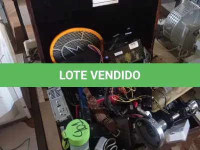 LOTE 307 - 01 LOTE COM RADIO, LANTERNA, CALCULADORA, BARBEADOR E MALETA EM MADEIRA. (NO ESTADO) ATENÇÃO! FAZER A VISITAÇÃO ANTES DE ARREMATAR, NÃO SABEMOS SE FUNCIONA. LEILÃO NÃO TEM GARANTIA E NEM DEVOLUÇÃO, SUJEITO A POSSÍVEIS AVARIAS VISÍVEIS/OCULTAS E/OU AUSÊNCIA DE COMPONENTES.