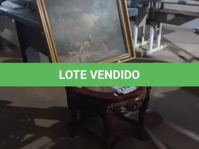 LOTE 275 - 01 MESA DE CENTRO EM MADEIRA TRABALHADA E 01 QUADRO PARA DECORAÇÃO. (NO ESTADO) ATENÇÃO! FAZER A VISITAÇÃO ANTES DE ARREMATAR, NÃO SABEMOS SE FUNCIONA. LEILÃO NÃO TEM GARANTIA E NEM DEVOLUÇÃO, SUJEITO A POSSÍVEIS AVARIAS VISÍVEIS/OCULTAS E/OU AUSÊNCIA DE COMPONENTES.