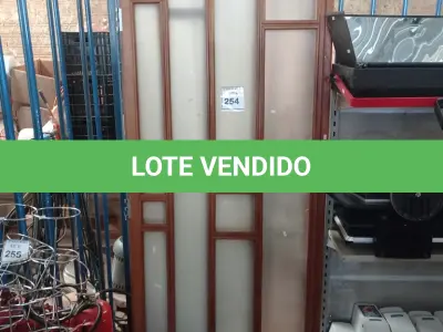 LOTE 254 - 02 PORTAS EM MADEIRA COM VIDRO.  (NO ESTADO) ATENÇÃO! FAZER A VISITAÇÃO ANTES DE ARREMATAR, NÃO SABEMOS SE FUNCIONA. LEILÃO NÃO TEM GARANTIA E NEM DEVOLUÇÃO, SUJEITO A POSSÍVEIS AVARIAS VISÍVEIS/OCULTAS E/OU AUSÊNCIA DE COMPONENTES.